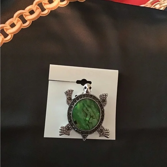 Cute Turtle brooch Green and Silver$15 - Picture 4 of 5